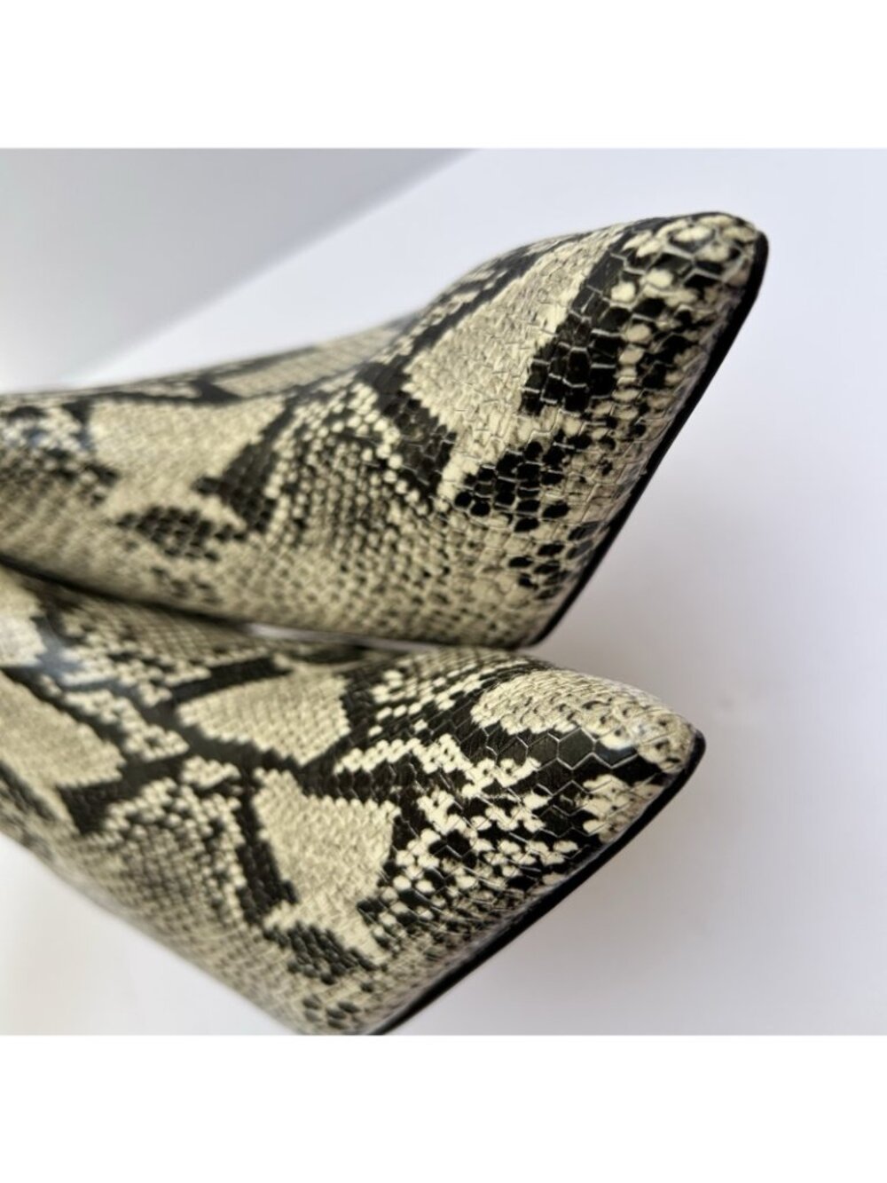 Schutz Leather Bette Snake-Embossed Snakeskin Print Heeled Booties Size 8 Boots - Picture 3 of 9